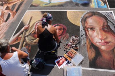 Foto dei madonnari al lavoro a Grazie, borgo del comune di Curtatone