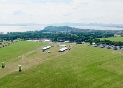 Gli allestimenti nell'area verde dell'ex aeroporto Eleuteri di Castiglione del Lago in provincia di Perugia