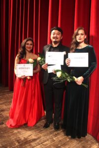 I tre vincitori del concorso Iris Adami Corradetti: il baritono Daniel Gwon, il mezzosoprano Aleksandra Meteleva, ed il soprano Yulia Mercudinova