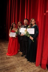 I tre vincitori del concorso Iris Adami Corradetti: il baritono Daniel Gwon, il mezzosoprano Aleksandra Meteleva, ed il soprano Yulia Mercudinova insieme alla consigliera comunale Valentina Battistella